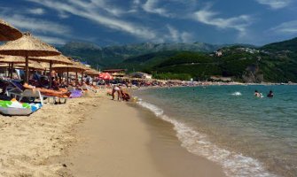 Riba nalik ajkuli uznemirila kupače na plaži Jaz (VIDEO)