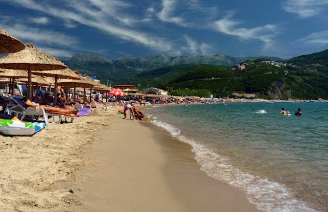 Riba nalik ajkuli uznemirila kupače na plaži Jaz (VIDEO)