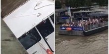 Turistički brod udario u most i zaglavio se, putnici vrištali u strahu (VIDEO)