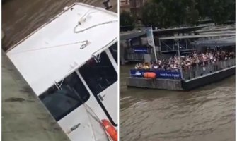 Turistički brod udario u most i zaglavio se, putnici vrištali u strahu (VIDEO)