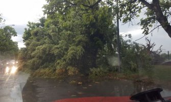 Nevrijeme u Srbiji: Loznica bez struje, u Šapcu padale fasade, u Novom Sadu drveće uništilo automobile(VIDEO)