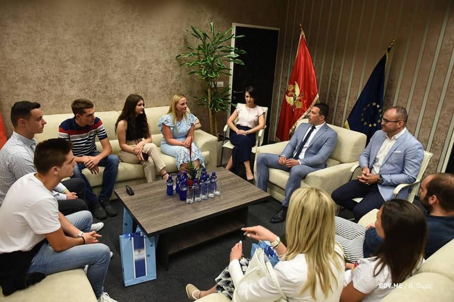 663784935830401522204826077601383534559232n