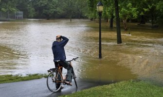 Obilne padavine u Vašingtonu, prokišnjava Bijela kuća, 15 osoba izvučeno iz automobila 