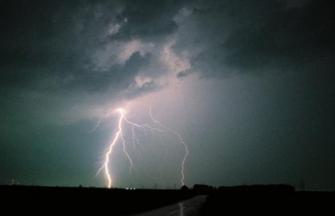 Haos u Hrvatskoj: Meteorološki cunami na Hvaru, 25.000 munja (VIDEO)