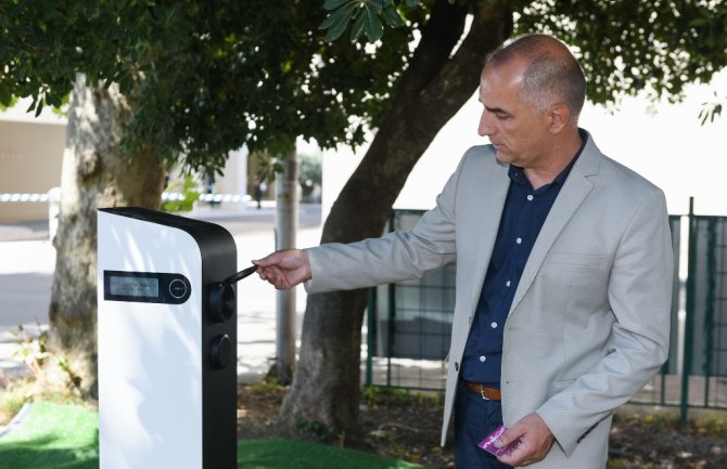 Na Teslin rođendan Tivat dobio prvu stanicu za punjenje električnih vozila na javnom parkingu