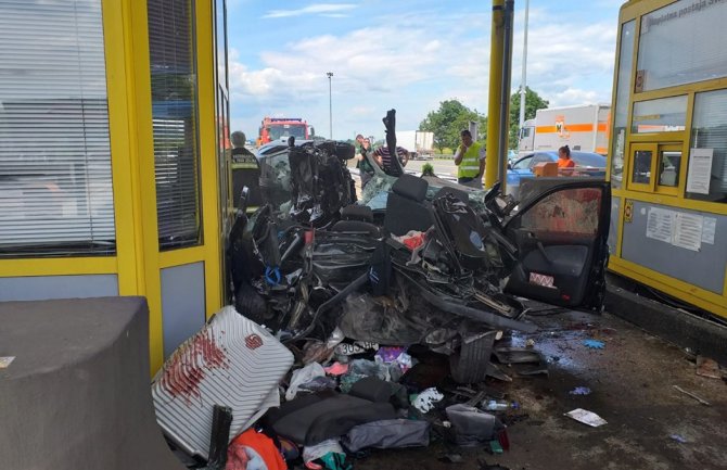 Teška nesreća na naplatnoj stanici:  Punom brzinom naletio na vozila, tri osobe povrijeđene(FOTO)