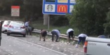 Oklopno vozilo se otvorilo, ljudi sakupljali novac po auto-putu(VIDEO)