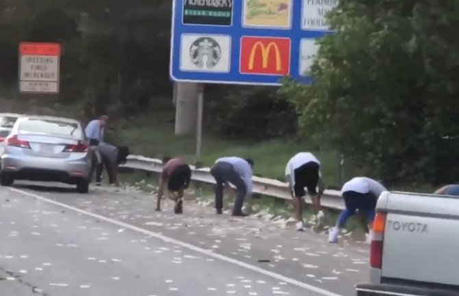 Oklopno vozilo se otvorilo, ljudi sakupljali novac po auto-putu(VIDEO)