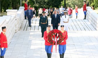 Đukanović položio je vijenac na spomenik Partizanu borcu na Gorici(FOTO)(VIDEO)