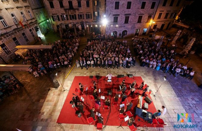 Koncertom pred prepunim trgom ispred Katedrale sv. Tripuna počeli Don Brankovi Dani muzike