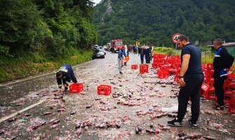 Napile se ulice: Stotine litara koka-kole zalile put kod Mojkovca