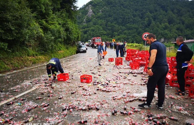 Napile se ulice: Stotine litara koka-kole zalile put kod Mojkovca