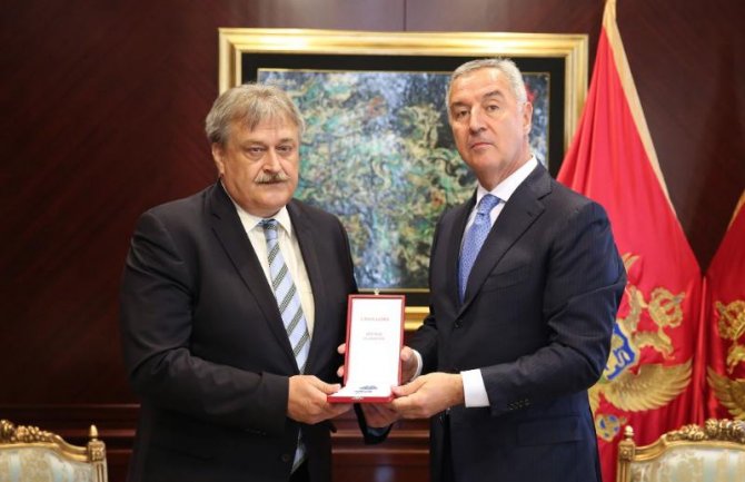 Đukanović Močniku uručio medalju za zasluge: Međudržavne veze uvijek čine i ljudi