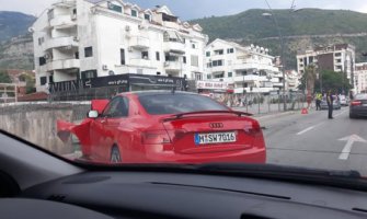 Saobraćajna nezgoda, automobil se zabio u zid