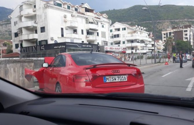 Saobraćajna nezgoda, automobil se zabio u zid