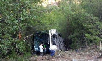 Autobus sletio s puta i prevrnuo se, povrijeđeno 25 osoba