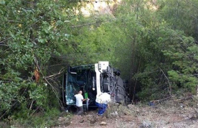 Autobus sletio s puta i prevrnuo se, povrijeđeno 25 osoba