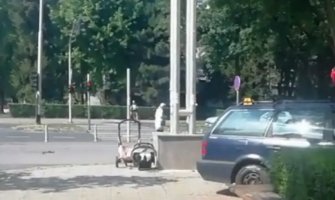 Automobil se sudario sa kombijem, pa udario u klupu na kojoj su bile majka i beba(VIDEO)