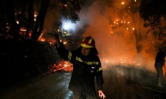 170 vatrogasaca gasilo požar kod Atine, evakuisani i monasi