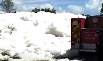 Fotografisao se pored ogromne količine zagađene pjene pa nestao u njoj (VIDEO)