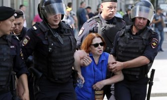 Moskva: Uhapšeno više od 600 ljudi, policija upala u televiziju koja je prenosila protest (VIDEO)