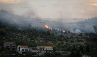 Požar u Šibeniku aktivan i jutros, vatrogasci i mještani odbranili kuće