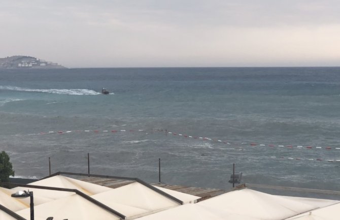 Ne mare za upozorenja: Sedam osoba spašeno za nepunih sat vremena iz talasa u Baru, Čanju, Sutomoru