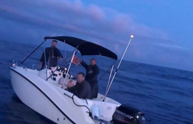 Akcija spašavanja: Čamac kod Budve ostao bez pogona, intervenisala UPS