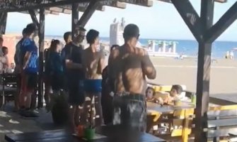 Ulcinj: Godinama u isto vrijeme cijela plaža ustaje na himnu 