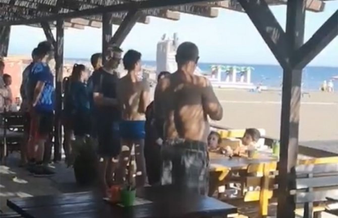 Ulcinj: Godinama u isto vrijeme cijela plaža ustaje na himnu 