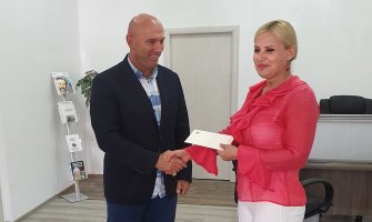 Gradonačelnik Budve donirao platu Crvenom krstu 