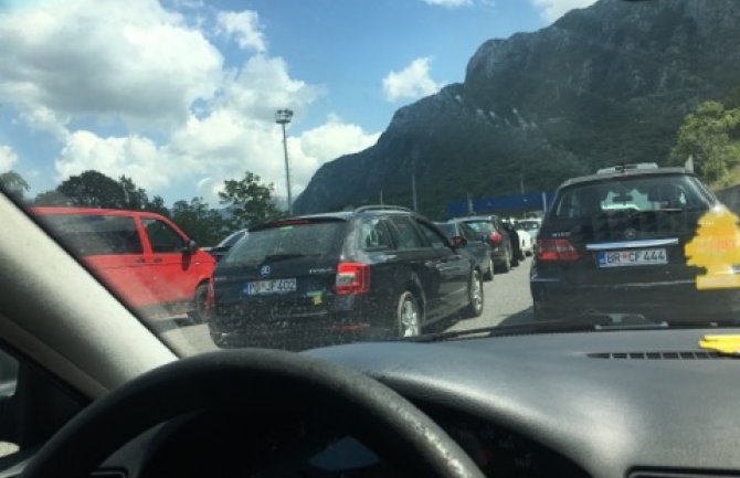 Sozina se zatvara desetak puta na dan