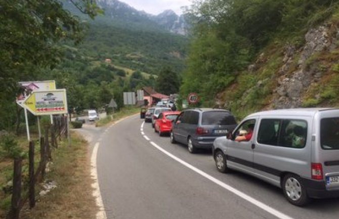 Na graničnom prelazu Šćepan Polje velike kolone, čeka se i do dva i po sata