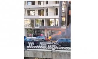 Ulcinj: Automobil u plamenu u pokretu, udario u parkirana vozila i zaustavio se (VIDEO)