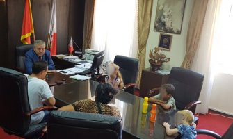 Opština Kotor nagradila dječaka koji je čistio ulice