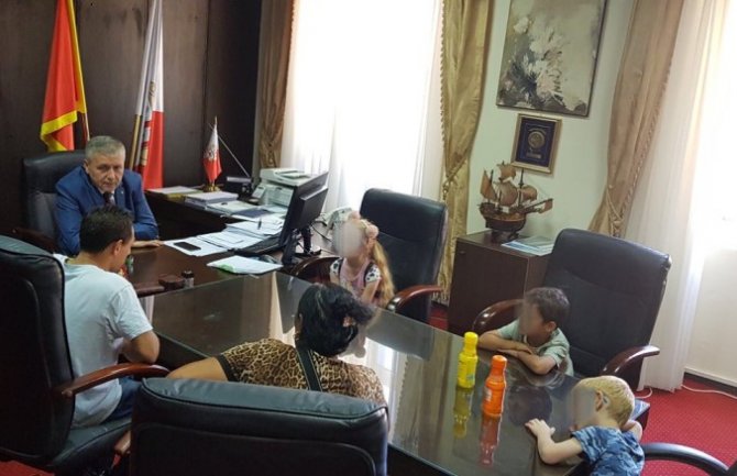 Opština Kotor nagradila dječaka koji je čistio ulice