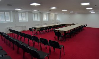 Profesori i uprava Elektro-ekonomske škole se odrekli zarada i staru prostoriju pretvorili u svečanu salu