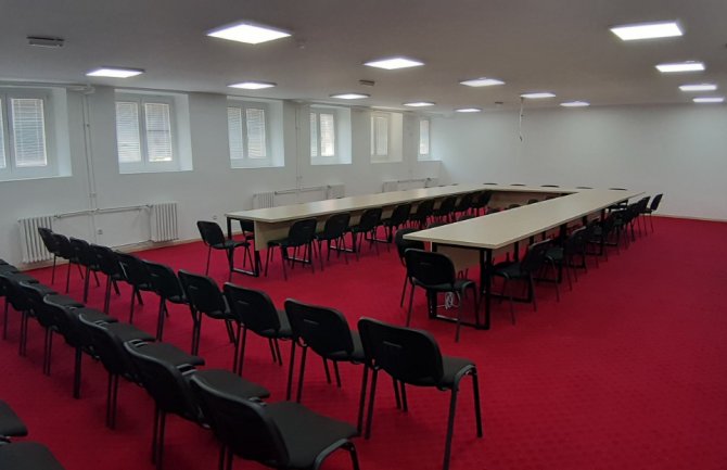 Profesori i uprava Elektro-ekonomske škole se odrekli zarada i staru prostoriju pretvorili u svečanu salu