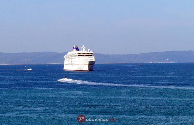 Na brodu kod Hvara preminuo turista, četvoro, među kojima i dvoje djece, hospitalizovano