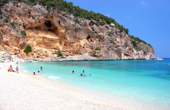 Vlasti vraćaju pijesak prikupljen iz kofera turista na plaže Sardinije  