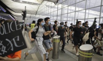 Hongkong: Okršaj demonstranata i policije na aerodromu (VIDEO)