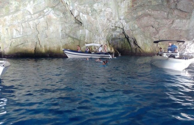 Potonula drvena barka kod Plave špilje