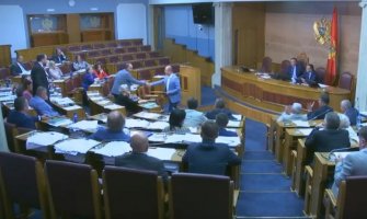 Knežević poklonio Škrelji crvenu kravatu i čestitao koaliciju Pedro