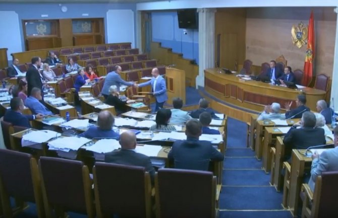 Knežević poklonio Škrelji crvenu kravatu i čestitao koaliciju Pedro