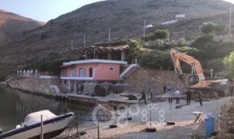 Albanija: Vlasti srušile restoran čiji je vlasnik prošle nedelje napao turiste (VIDEO)