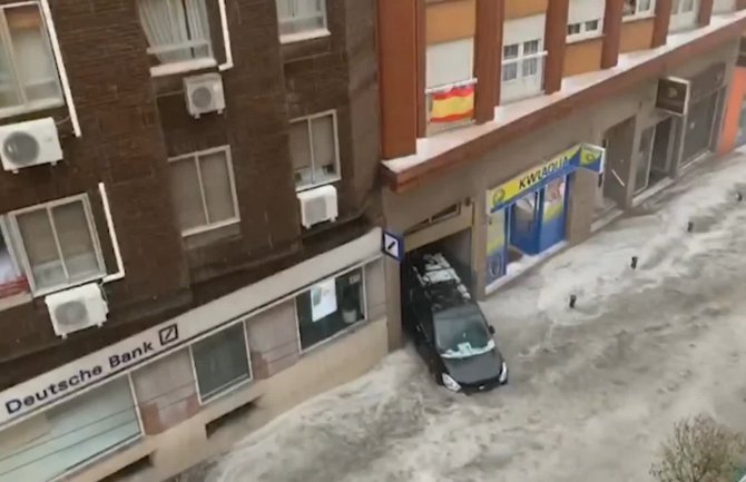 Madrid: Bujica nosila ulicama automobile (VIDEO)