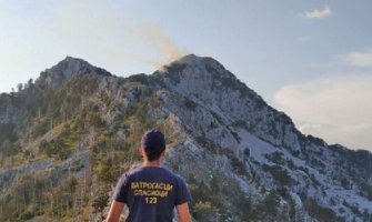 Požar na vrhu Orjena, gori nisko rastinje