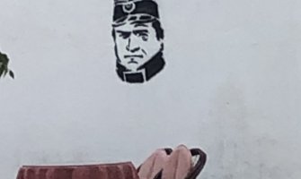 Lik Ratka Mladića na fasadama zgrada u Baru