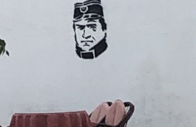 Lik Ratka Mladića na fasadama zgrada u Baru