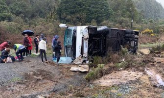 Prevrnuo se autobus sa turistima, šestoro mrtvih 